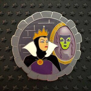 Disney pin Evil Queen and Magic Mirror